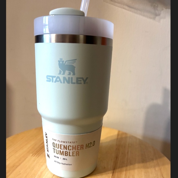 Stanley light green The Quencher H2.0 20 oz tumbler insulated cup NWT - Picture 3 of 7